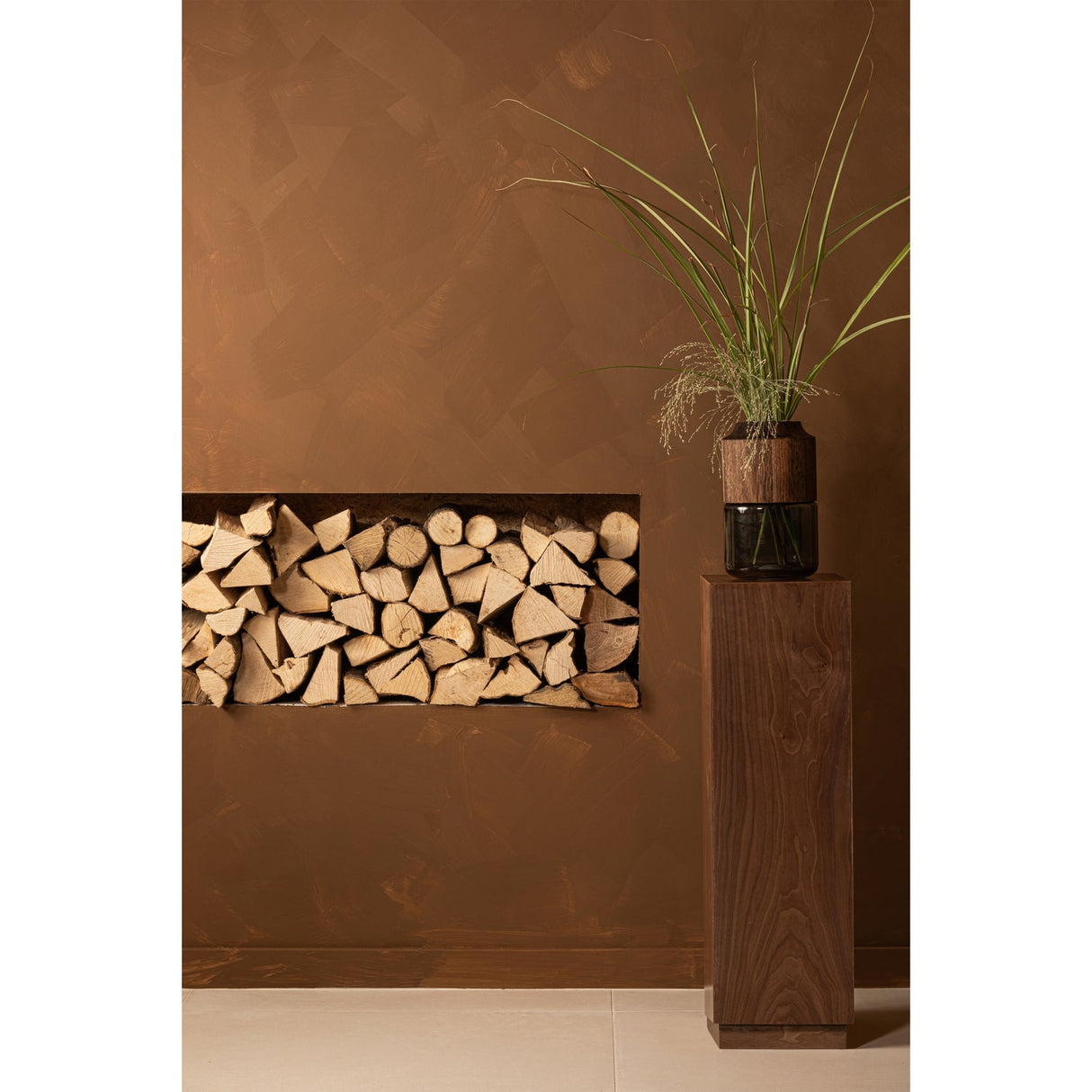 Enid Plantenstandaard Hout Walnoot van WOOOD – Luxe comfort op maat van PureWonen. Vraag naar de beste prijs.