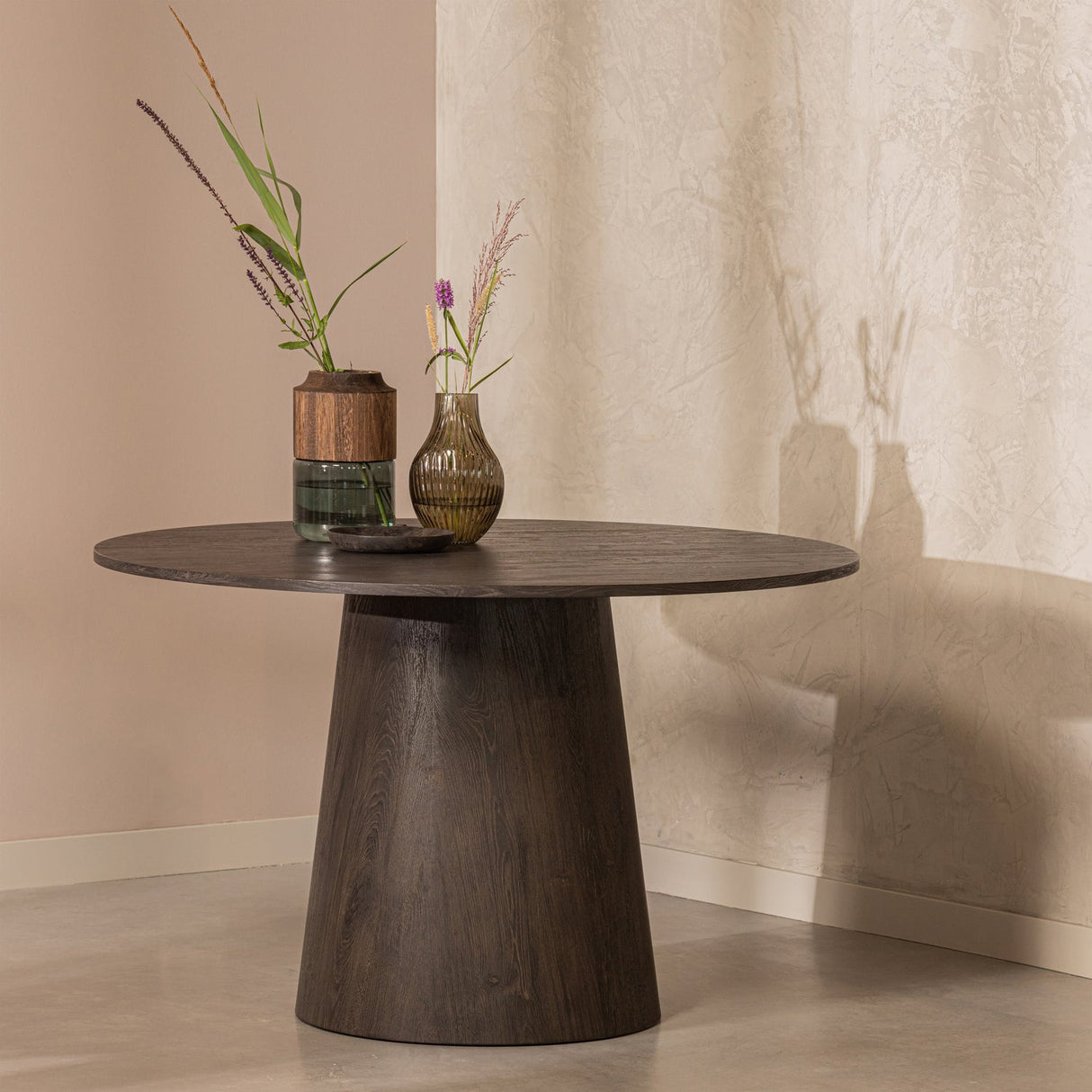 Maan Eettafel Rond Mdf Donkerbruin O120 Cm van WOOOD – Luxe comfort op maat van PureWonen. Vraag naar de beste prijs.