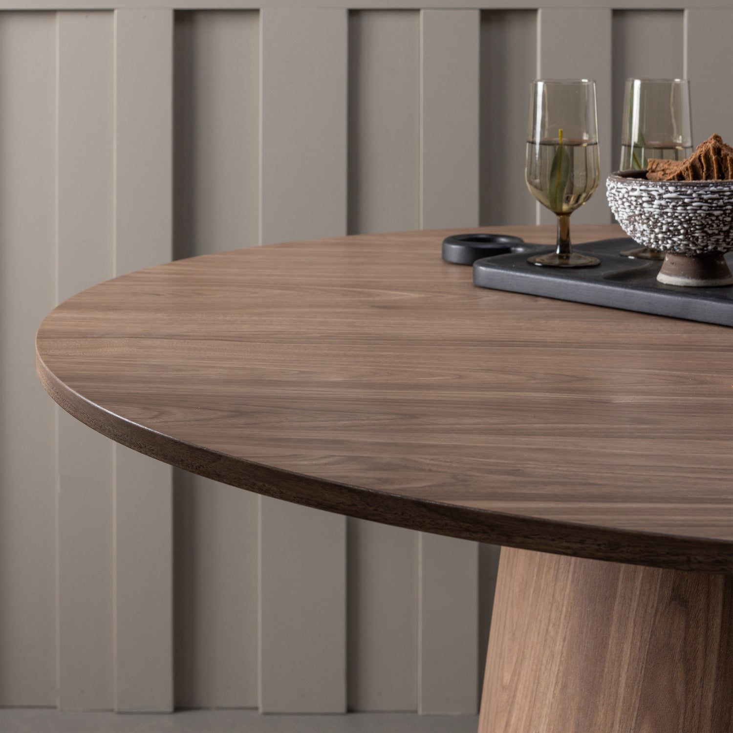 Maan Eettafel Rond Mdf Walnoot O120 Cm van WOOOD – Luxe comfort op maat van PureWonen. Vraag naar de beste prijs.