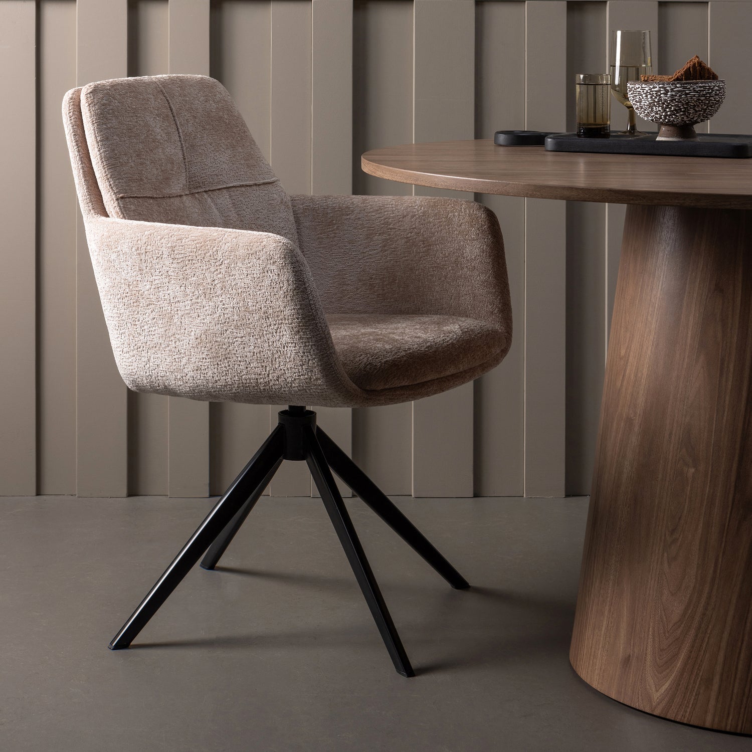 Maan Eettafel Rond Mdf Walnoot O120 Cm van WOOOD – Luxe comfort op maat van PureWonen. Vraag naar de beste prijs.