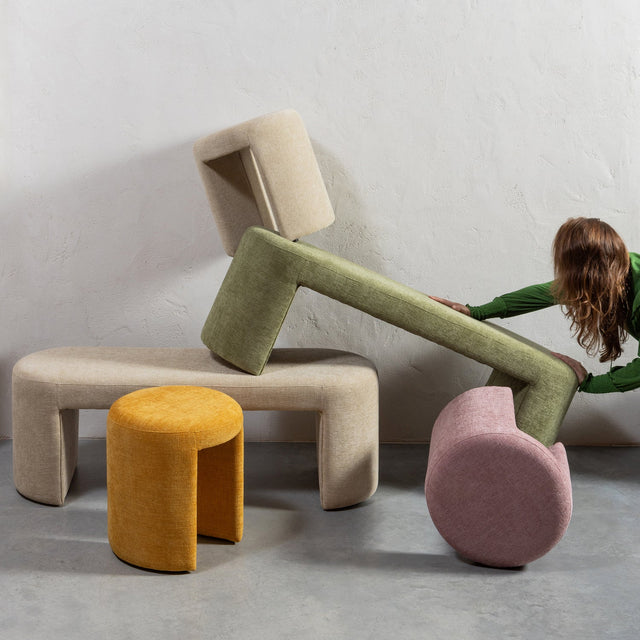 Charlie Gestoffeerde Kruk Naturel van WOOOD – Luxe comfort op maat van PureWonen. Vraag naar de beste prijs.