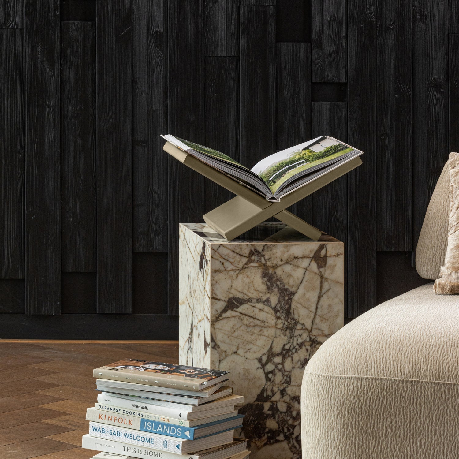 Jet Boekenstandaard Grenen Mud [Fsc] van WOOOD – Luxe comfort op maat van PureWonen. Vraag naar de beste prijs.