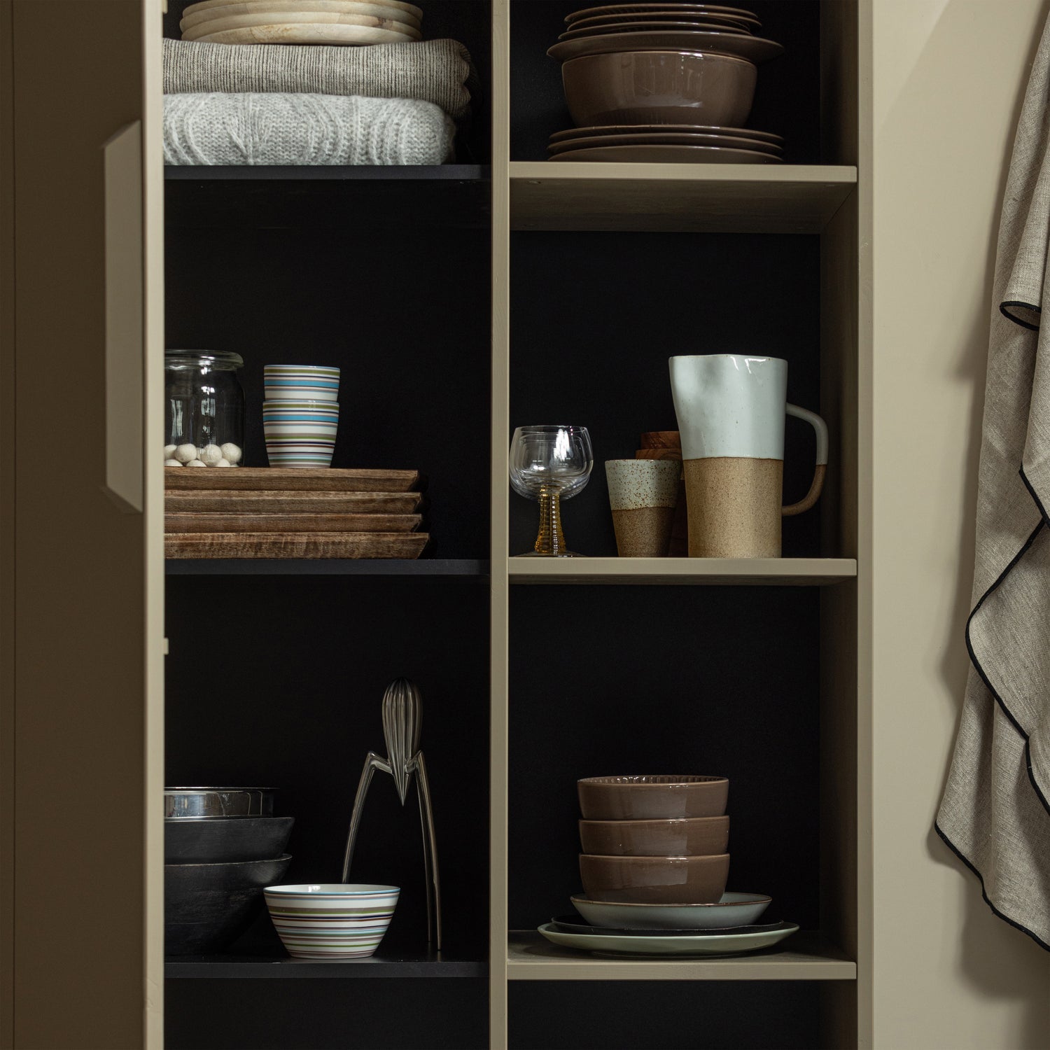 Lowen Opbergkast Grenen Mud [Fsc] van WOOOD – Luxe comfort op maat van PureWonen. Vraag naar de beste prijs.