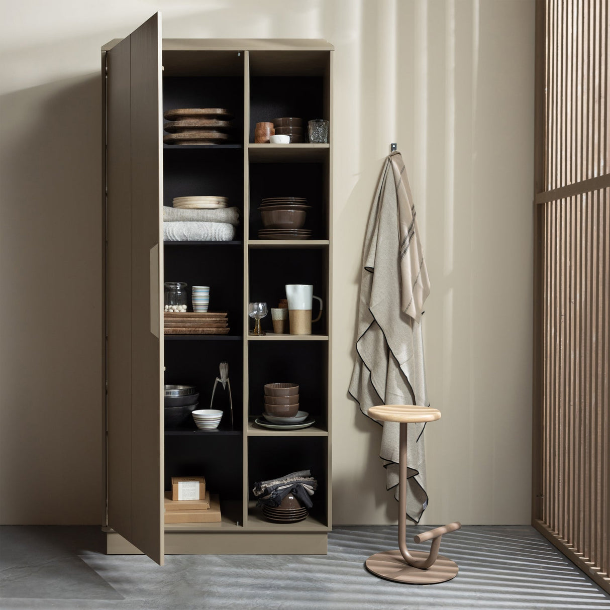 Lowen Opbergkast Grenen Mud [Fsc] van WOOOD – Luxe comfort op maat van PureWonen. Vraag naar de beste prijs.