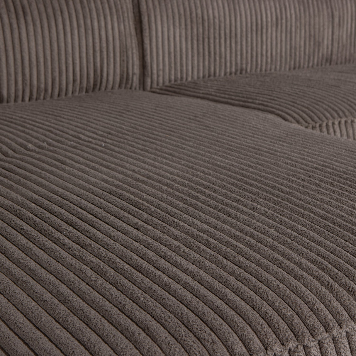 Bean Hoekbank Links Grove Ribstof Mud van WOOOD – Luxe comfort op maat van PureWonen. Vraag naar de beste prijs.