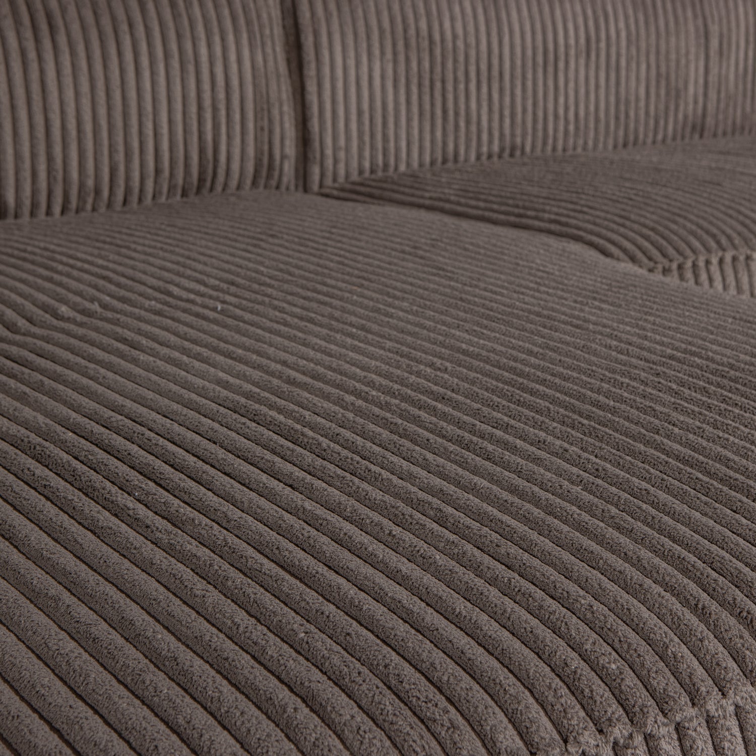 Bean Hoekbank Links Grove Ribstof Mud van WOOOD – Luxe comfort op maat van PureWonen. Vraag naar de beste prijs.