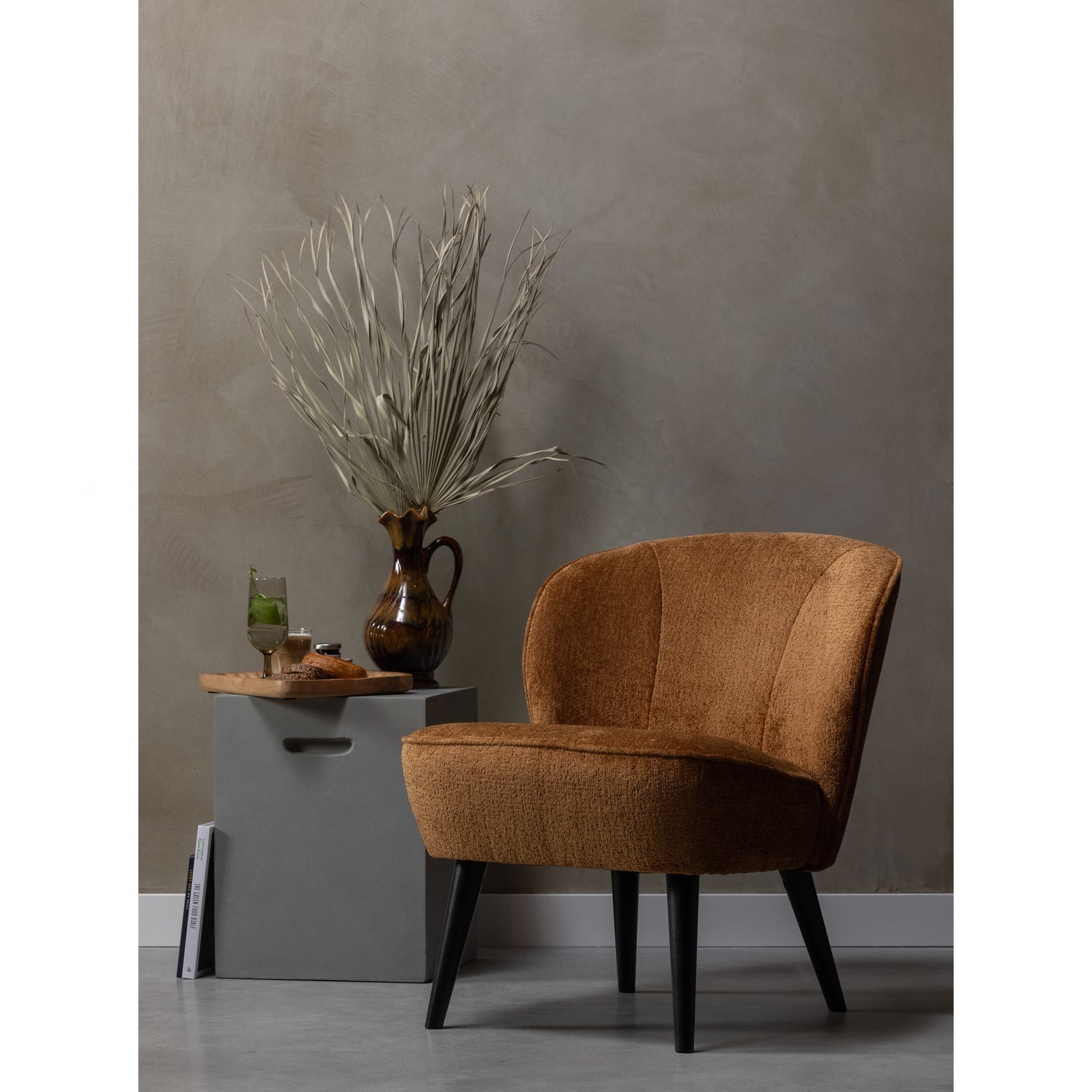 Sara Fauteuil Structure Velvet Cognac van WOOOD – Luxe comfort op maat van PureWonen. Vraag naar de beste prijs.
