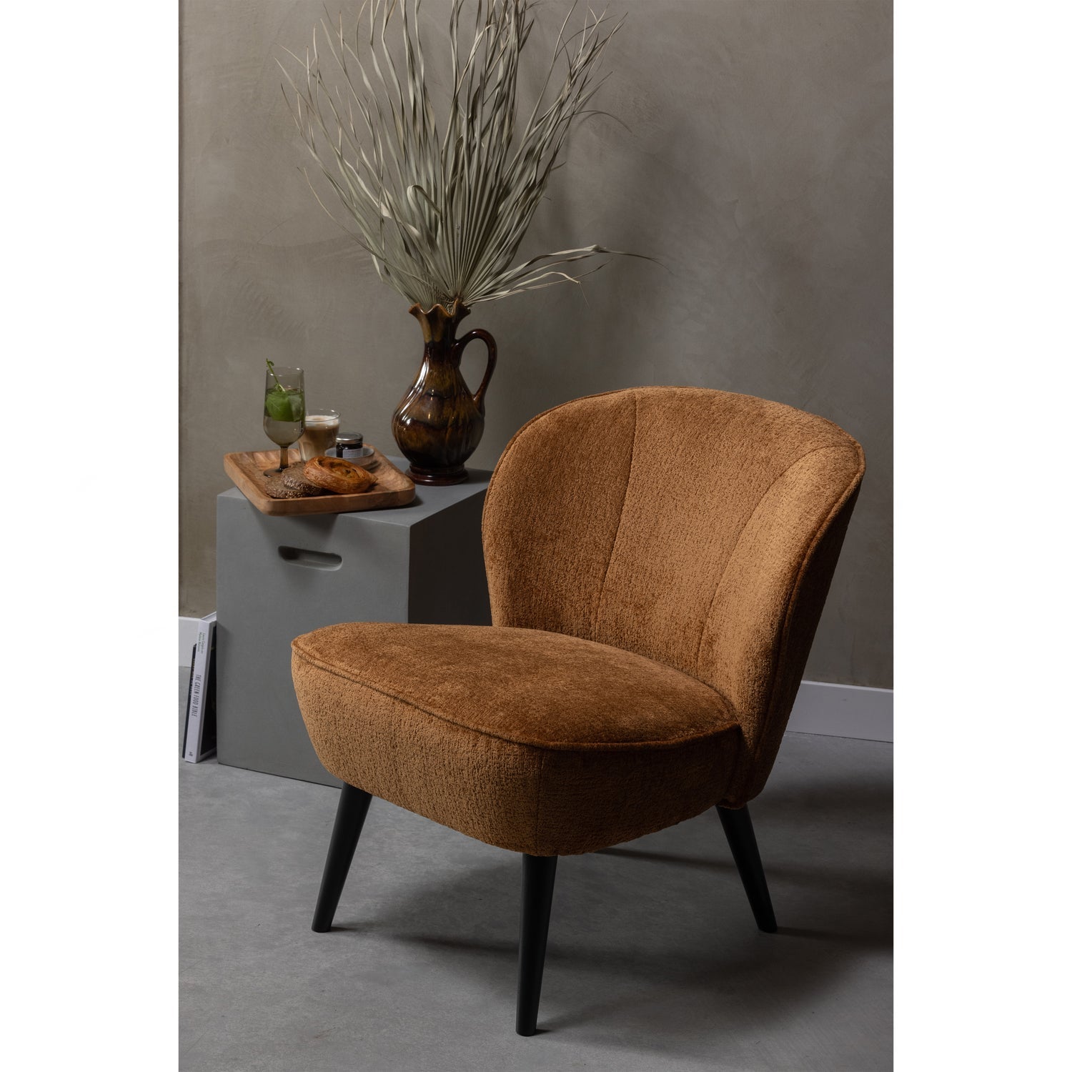 Sara Fauteuil Structure Velvet Cognac van WOOOD – Luxe comfort op maat van PureWonen. Vraag naar de beste prijs.