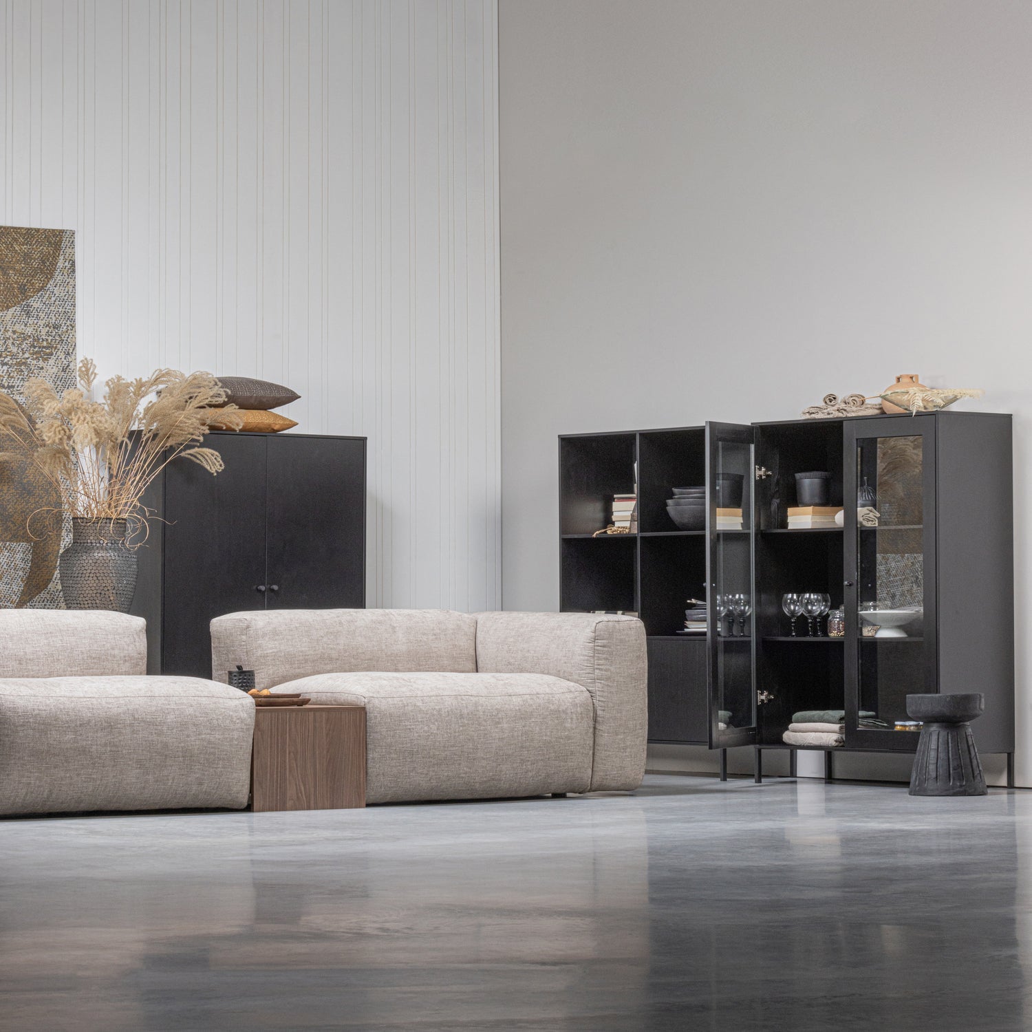 Xam Vitrinekast Grenen Zwart [Fsc] van WOOOD – Luxe comfort op maat van PureWonen. Vraag naar de beste prijs.