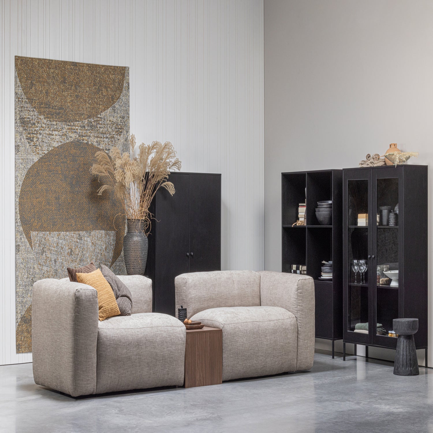 Xam Vitrinekast Grenen Zwart [Fsc] van WOOOD – Luxe comfort op maat van PureWonen. Vraag naar de beste prijs.