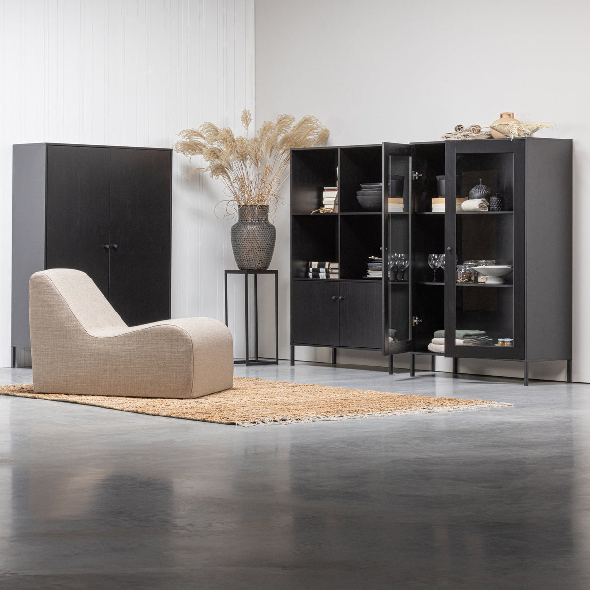 Xam Vitrinekast Grenen Zwart [Fsc] van WOOOD – Luxe comfort op maat van PureWonen. Vraag naar de beste prijs.