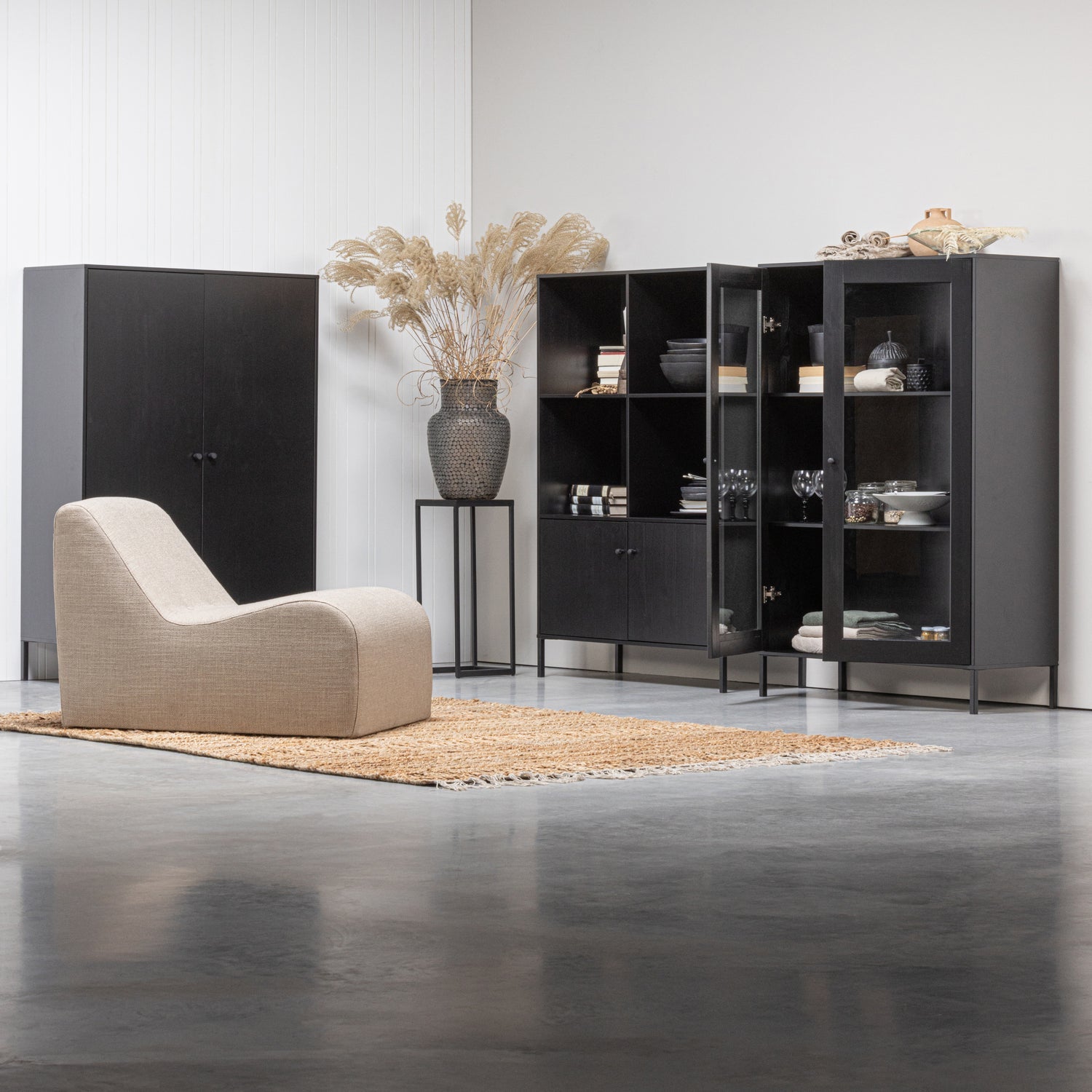 Xam Vitrinekast Grenen Zwart [Fsc] van WOOOD – Luxe comfort op maat van PureWonen. Vraag naar de beste prijs.