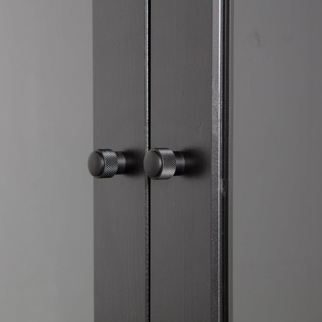 Xam Vitrinekast Grenen Zwart [Fsc] van WOOOD – Luxe comfort op maat van PureWonen. Vraag naar de beste prijs.