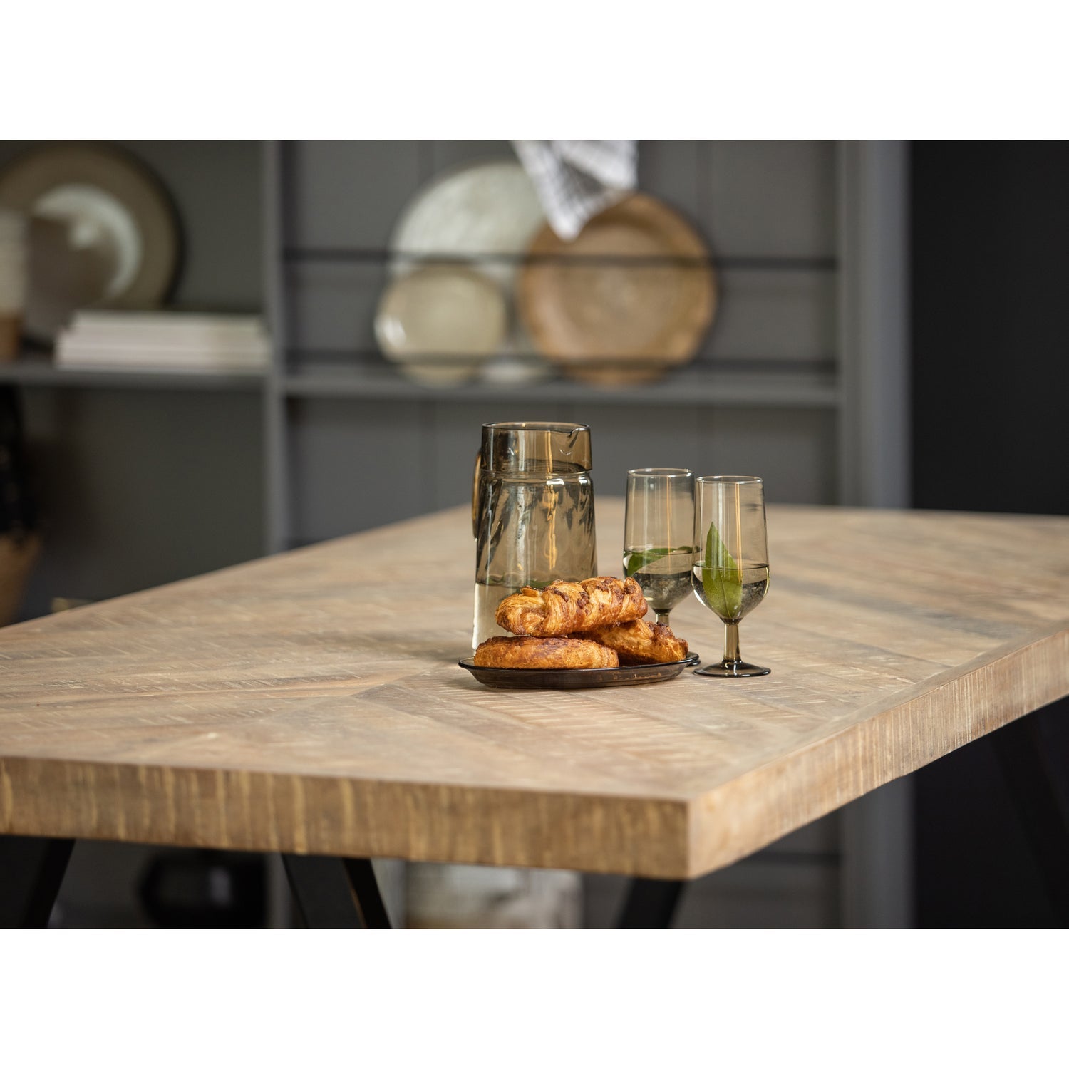 Combi Tablo: Mango Visgraat 180 X90 & 2 Standen Poot Vierk van WOOOD – Luxe comfort op maat van PureWonen. Vraag naar de beste prijs.