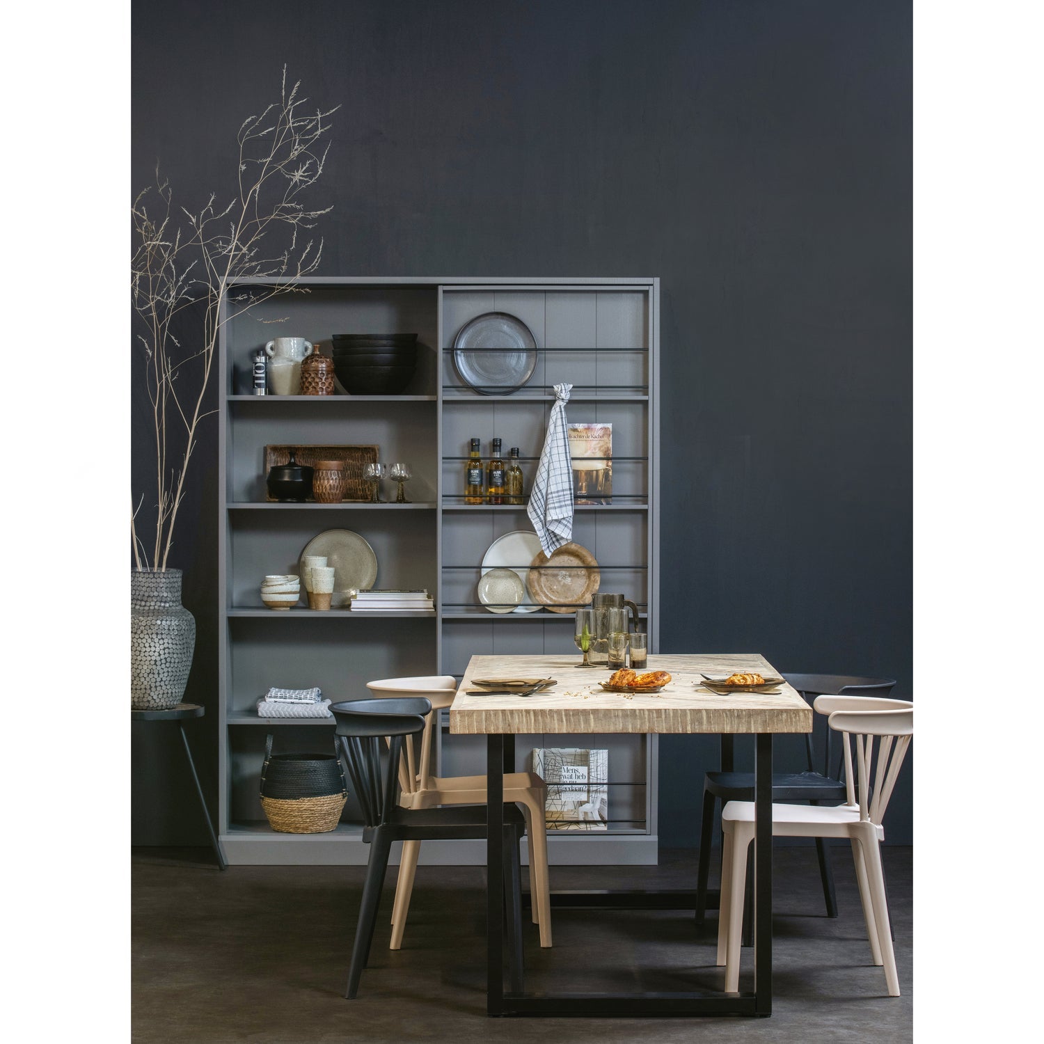 Combi Tablo: Mango Visgraat 200 X90 & U Poot van WOOOD – Luxe comfort op maat van PureWonen. Vraag naar de beste prijs.