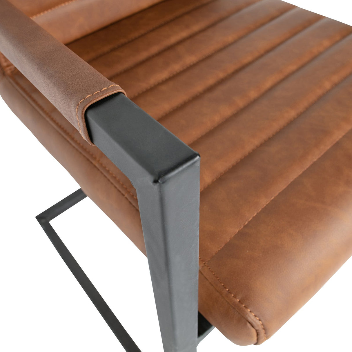 Bas Eetkamerstoel Pu Cognac van WOOOD – Luxe comfort op maat van PureWonen. Vraag naar de beste prijs.