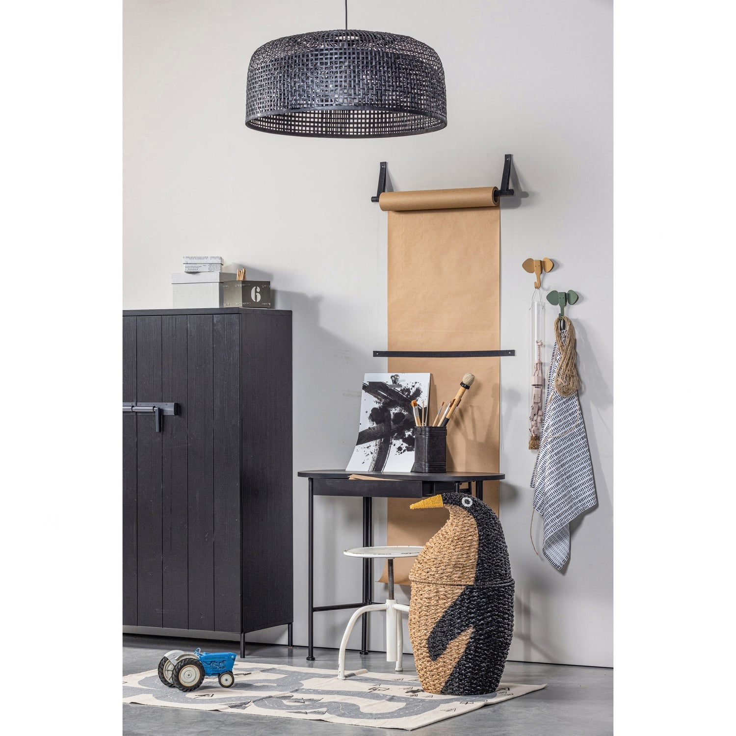 Bruut 2 Drs Kast Grenen Geborsteld Diepzwart [Fsc] van WOOOD – Luxe comfort op maat van PureWonen. Vraag naar de beste prijs.