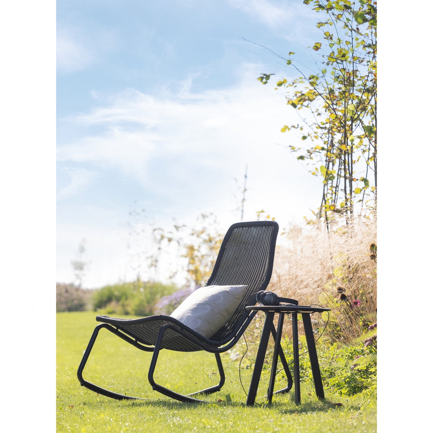 Tom Tuin Schommelstoel Zwart van WOOOD – Luxe comfort op maat van PureWonen. Vraag naar de beste prijs.
