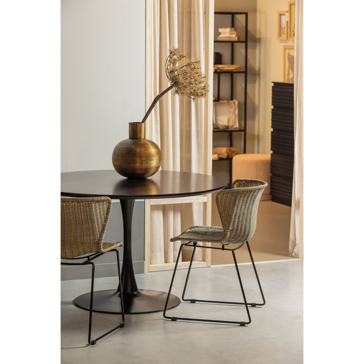 Sammy Eettafel Trompetvoet Rond Mdf Zwart O120 Cm van WOOOD – Luxe comfort op maat van PureWonen. Vraag naar de beste prijs.