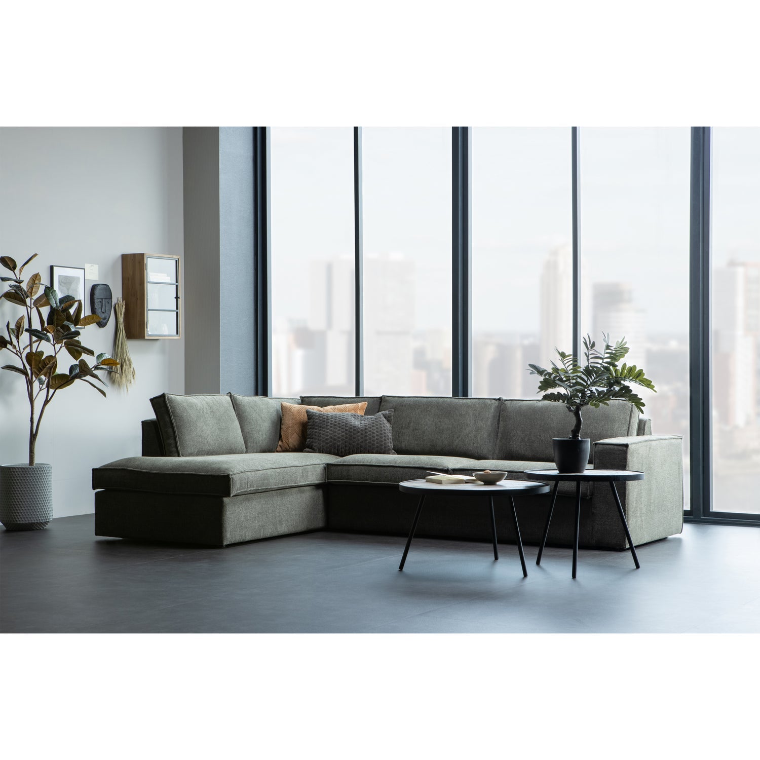 Freddie Hoekbank Links Warm Groen van WOOOD – Luxe comfort op maat van PureWonen. Vraag naar de beste prijs.