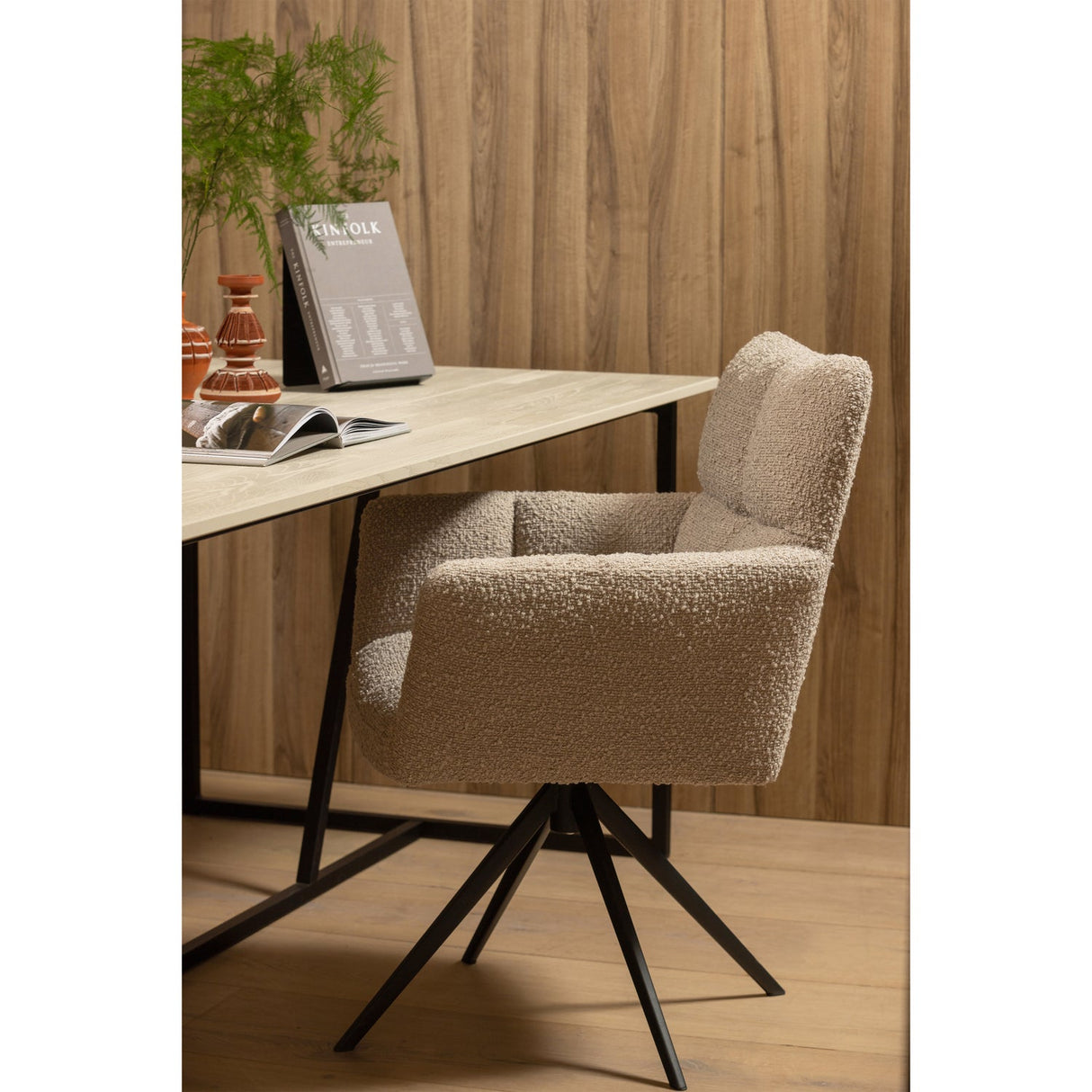 Vinny Draaistoel Met Armleuning Boucle Zand van WOOOD – Luxe comfort op maat van PureWonen. Vraag naar de beste prijs.