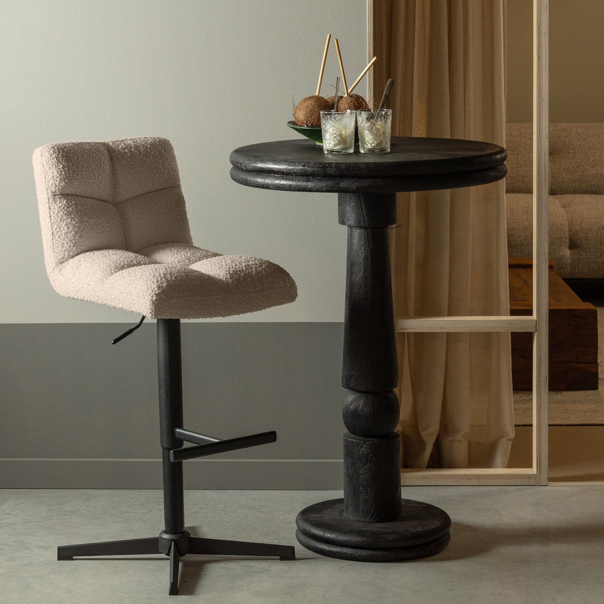 Vinny Draaibare Barstoel Boucle Zand van WOOOD – Luxe comfort op maat van PureWonen. Vraag naar de beste prijs.