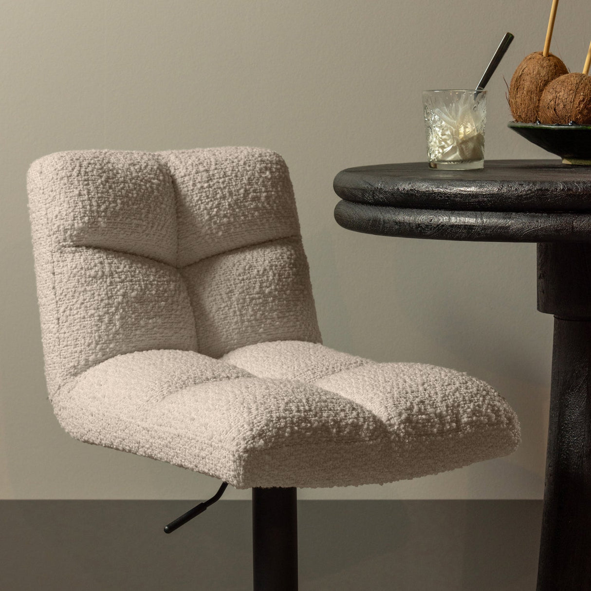 Vinny Draaibare Barstoel Boucle Zand van WOOOD – Luxe comfort op maat van PureWonen. Vraag naar de beste prijs.