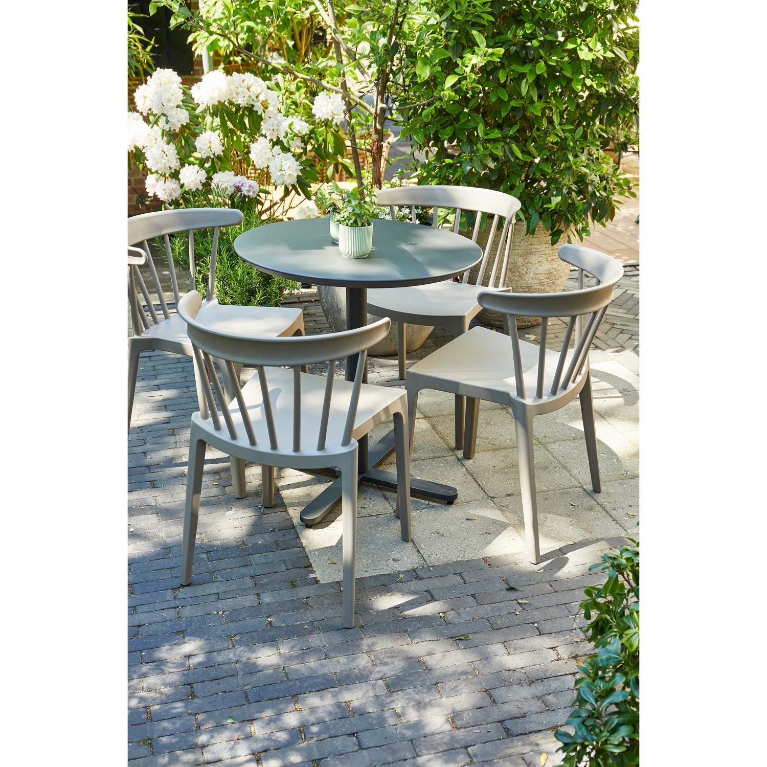 Bliss Tuinstoel Met Spijlen Kunststof Taupe van WOOOD – Luxe comfort op maat van PureWonen. Vraag naar de beste prijs.