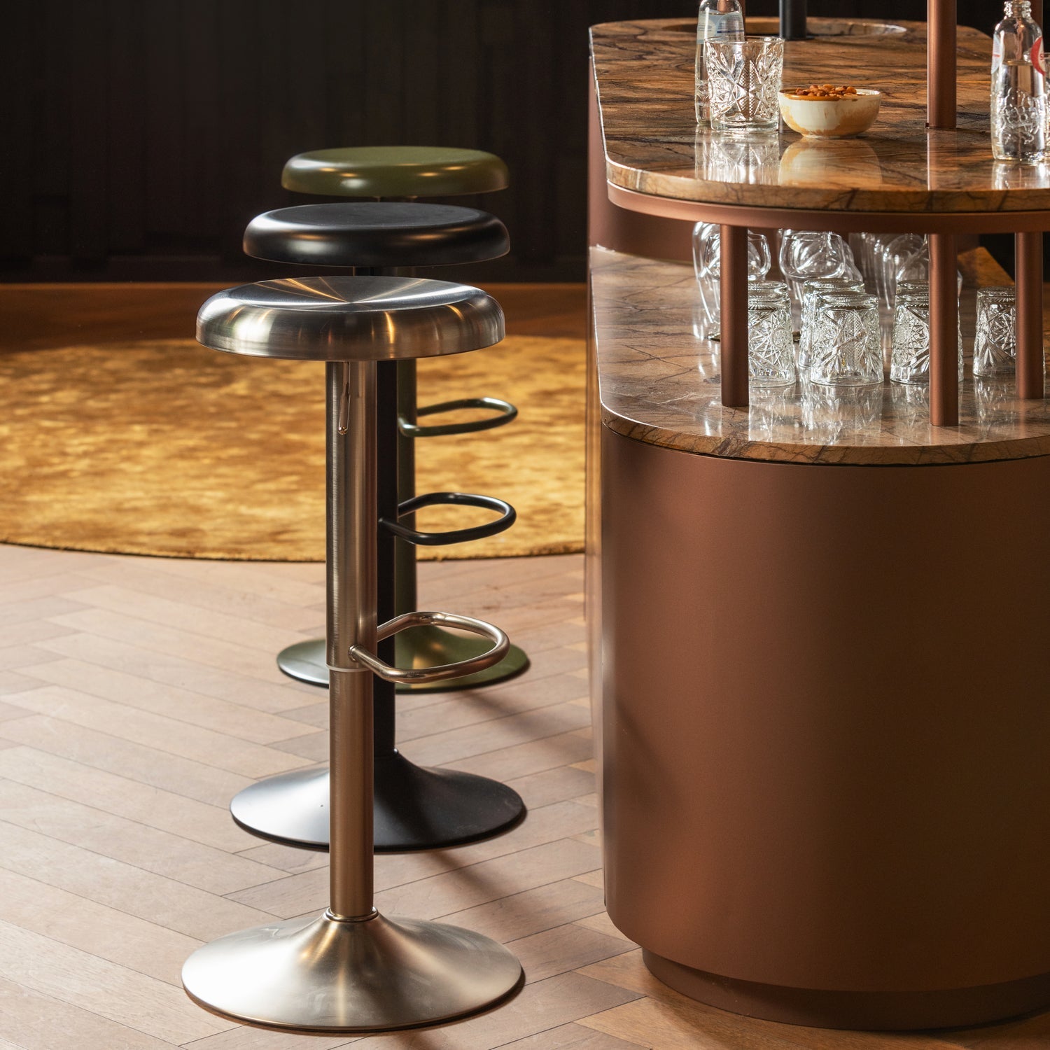 Isaac Barkruk Metaal Warm Groen van WOOOD – Luxe comfort op maat van PureWonen. Vraag naar de beste prijs.