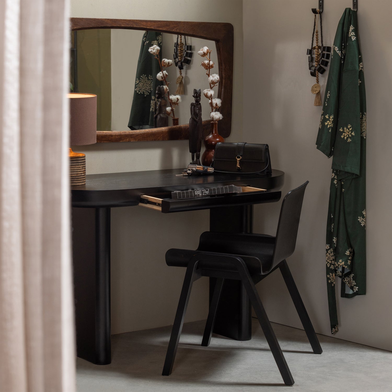 Mael Bureau/Sidetable Fineer Zwart van WOOOD – Luxe comfort op maat van PureWonen. Vraag naar de beste prijs.