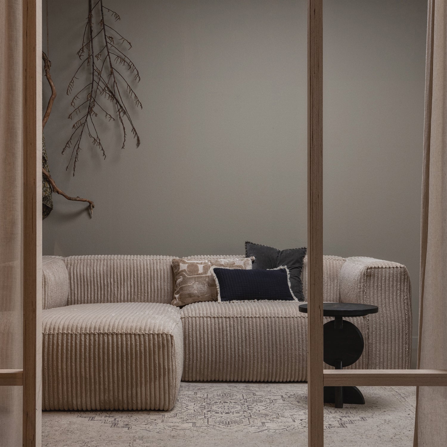 Bean Chaise Longue Links Grove Ribstof Travertin van WOOOD – Luxe comfort op maat van PureWonen. Vraag naar de beste prijs.