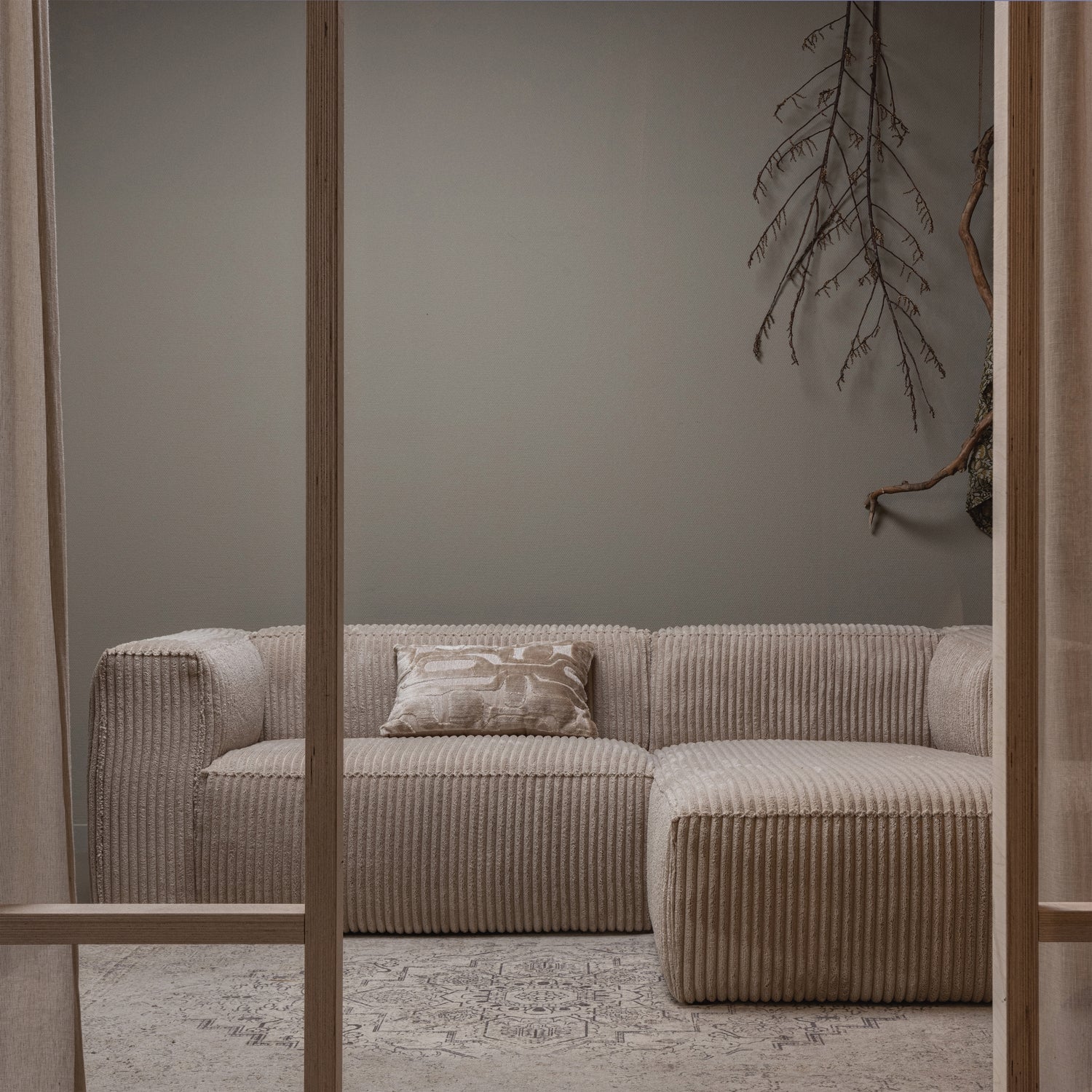 Bean Chaise Longue Rechts Grove Ribstof Travertin van WOOOD – Luxe comfort op maat van PureWonen. Vraag naar de beste prijs.