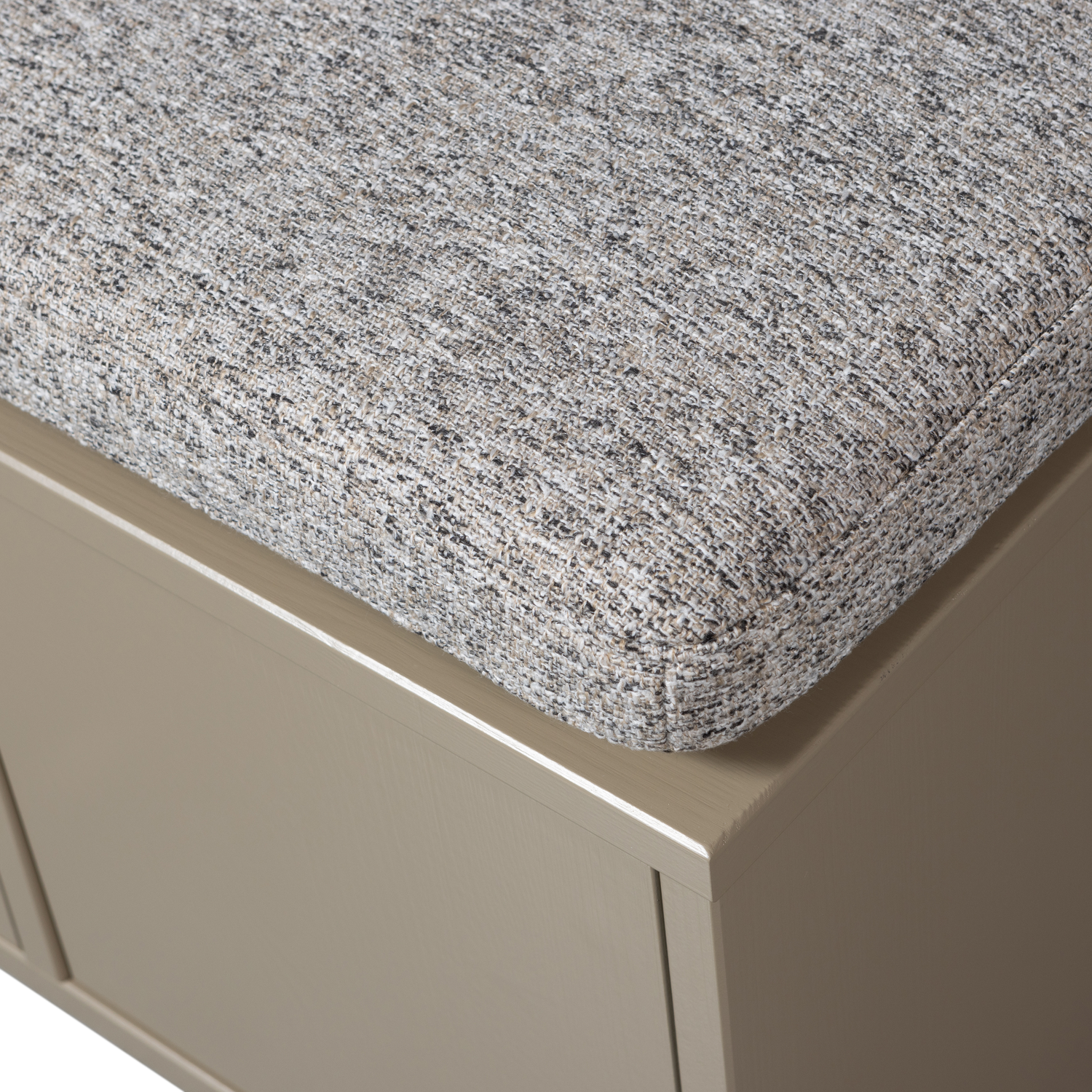 Turner Opbergbank Grenen Mud Met Zitkussen Khaki [Fsc] van WOOOD – Luxe comfort op maat van PureWonen. Vraag naar de beste prijs.