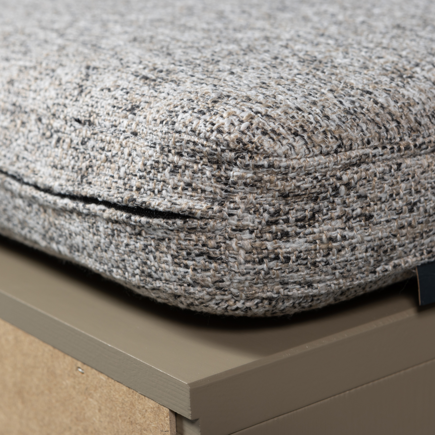 Turner Opbergbank Grenen Mud Met Zitkussen Khaki [Fsc] van WOOOD – Luxe comfort op maat van PureWonen. Vraag naar de beste prijs.