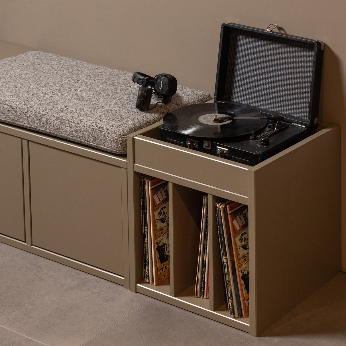Turner Platenkast Grenen Mud [Fsc] van WOOOD – Luxe comfort op maat van PureWonen. Vraag naar de beste prijs.