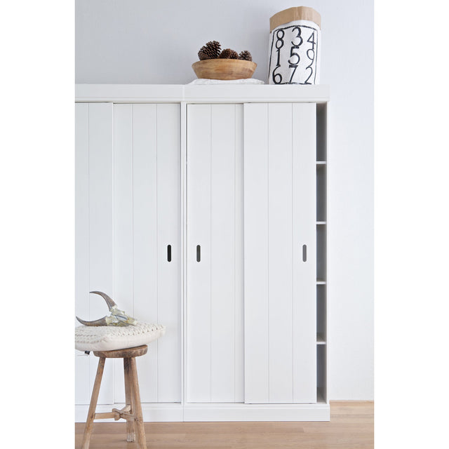 Row Plankenkast Met Schuifdeuren [Fsc] van WOOOD – Luxe comfort op maat van PureWonen. Vraag naar de beste prijs.