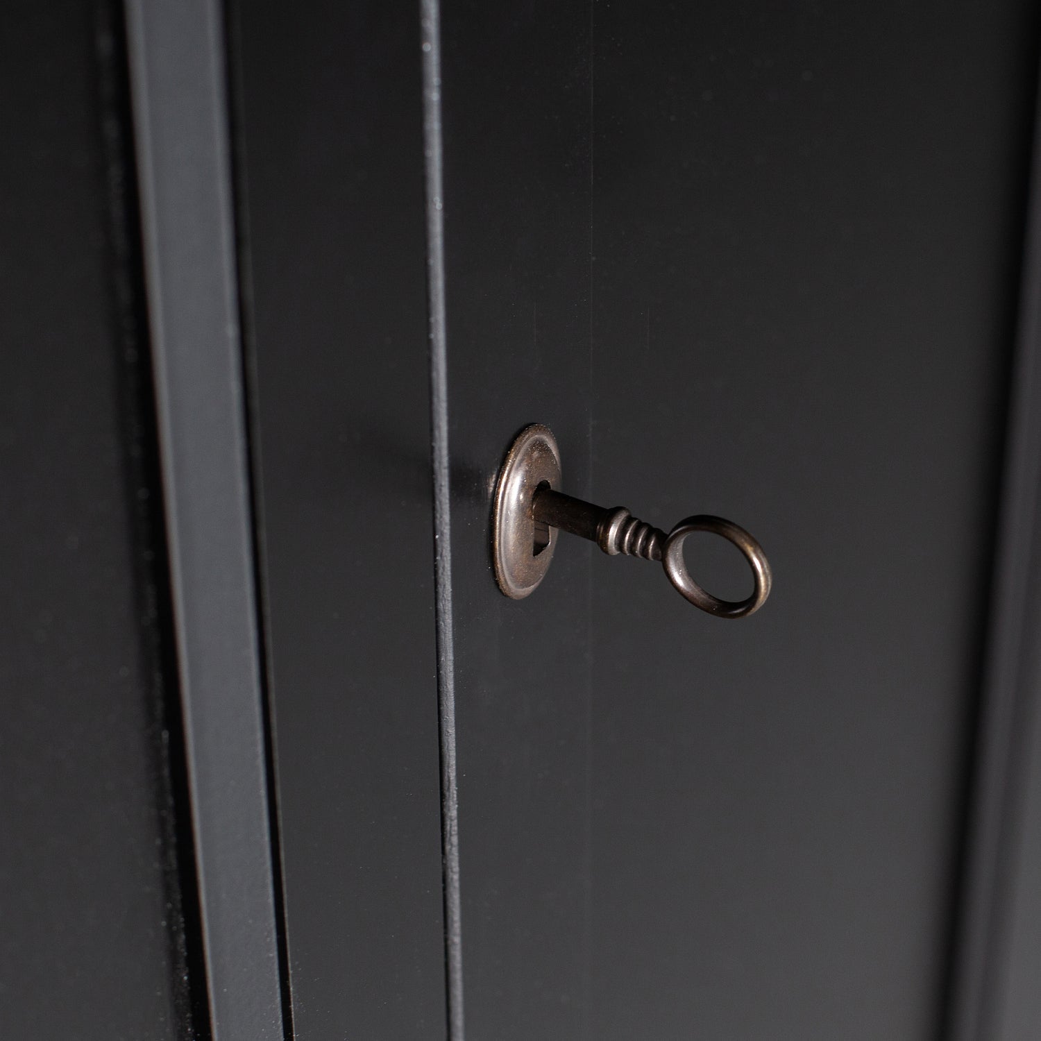 Eva Meidenkast Grenen Diepzwart [Fsc] van WOOOD – Luxe comfort op maat van PureWonen. Vraag naar de beste prijs.