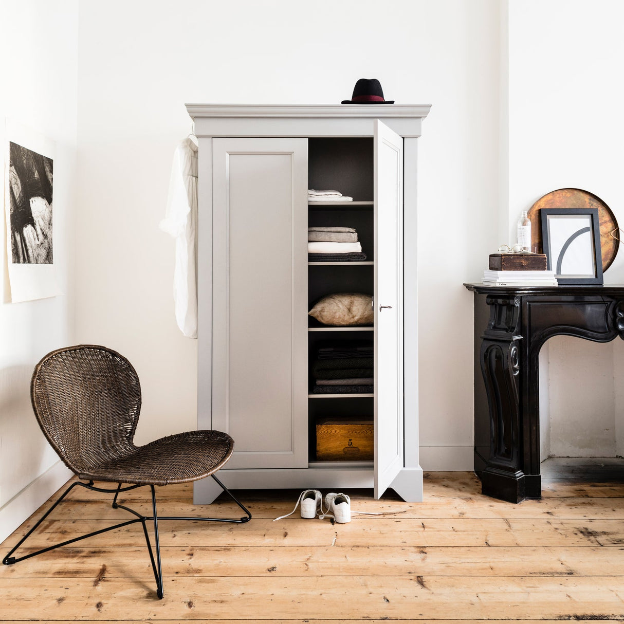 Isabel Brocante Kast Grenen Betongrijs [Fsc] van WOOOD – Luxe comfort op maat van PureWonen. Vraag naar de beste prijs.