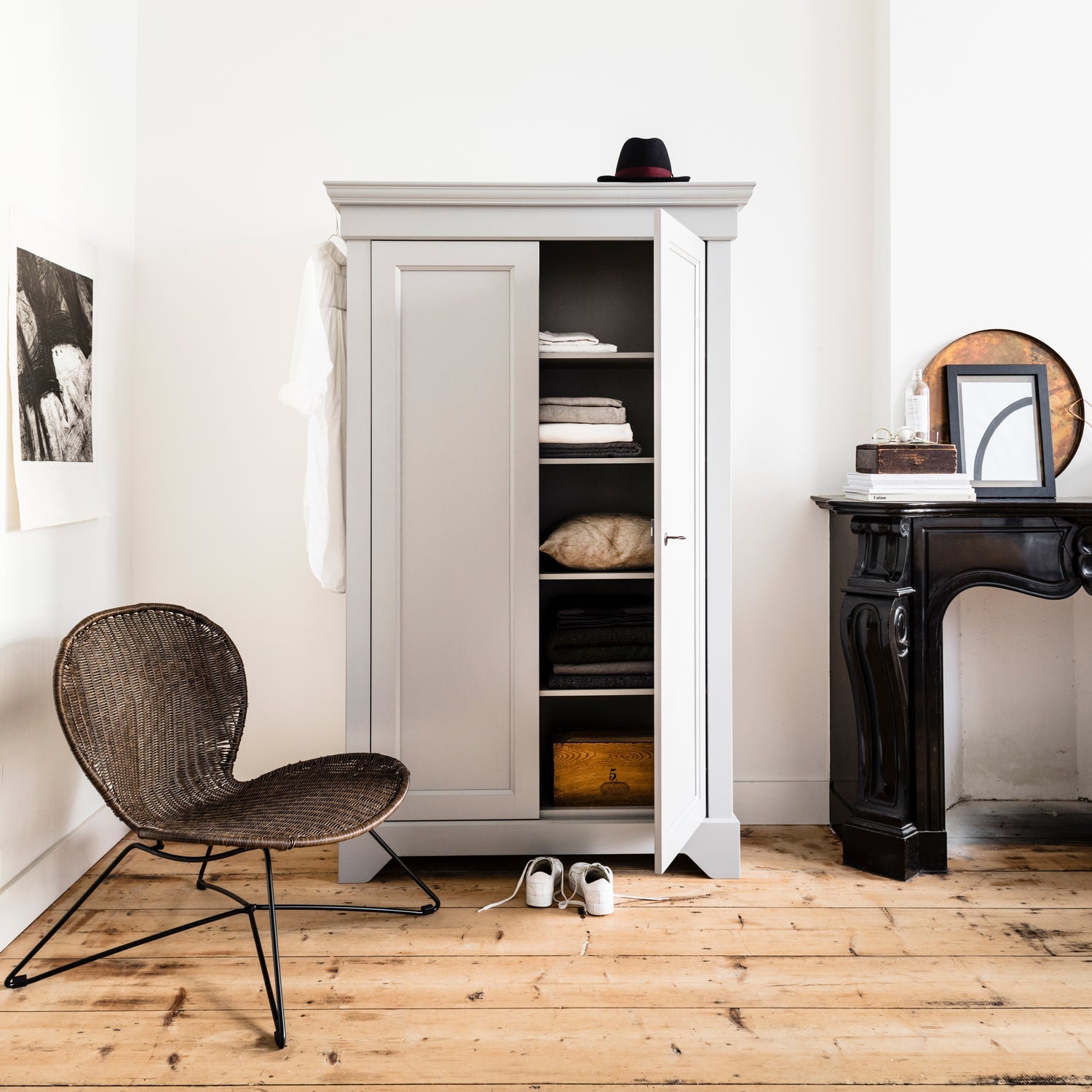 Isabel Brocante Kast Grenen Betongrijs [Fsc] van WOOOD – Luxe comfort op maat van PureWonen. Vraag naar de beste prijs.