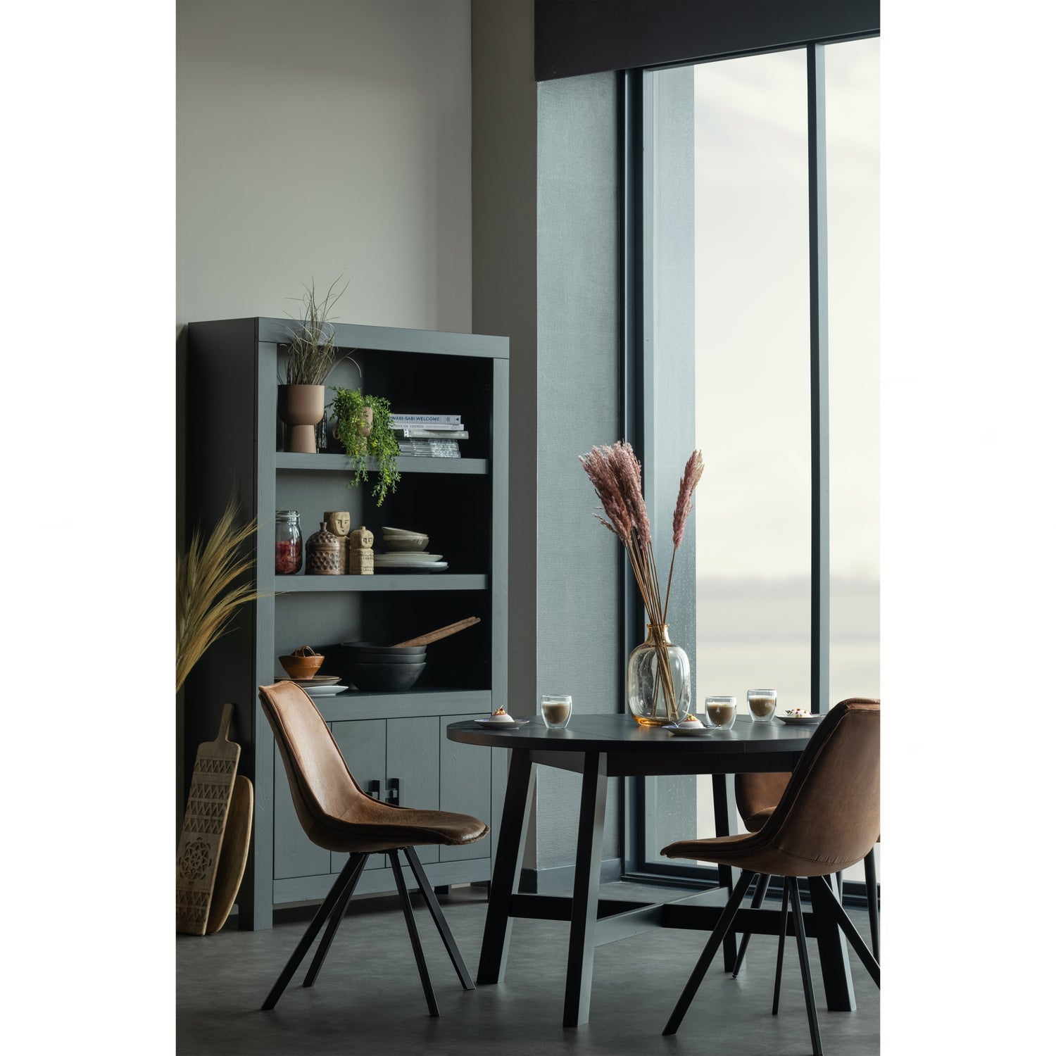 Set V 2 Swen Eetkamerstoel Cognac van WOOOD – Luxe comfort op maat van PureWonen. Vraag naar de beste prijs.