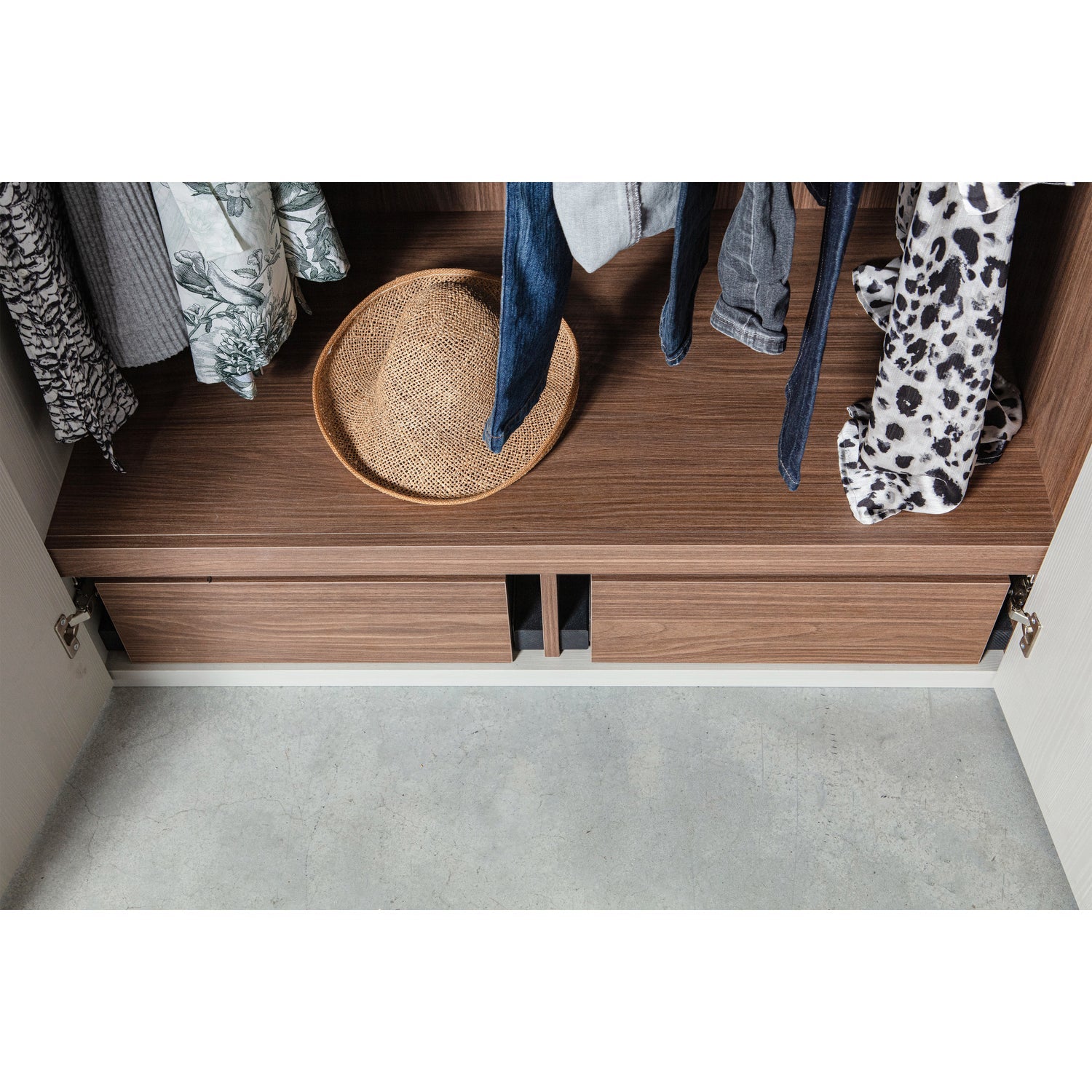 Rens 3 Drs Hang/Legkast Greep Lang Noten/Kiezelgrijs [Fsc] van WOOOD – Luxe comfort op maat van PureWonen. Vraag naar de beste prijs.