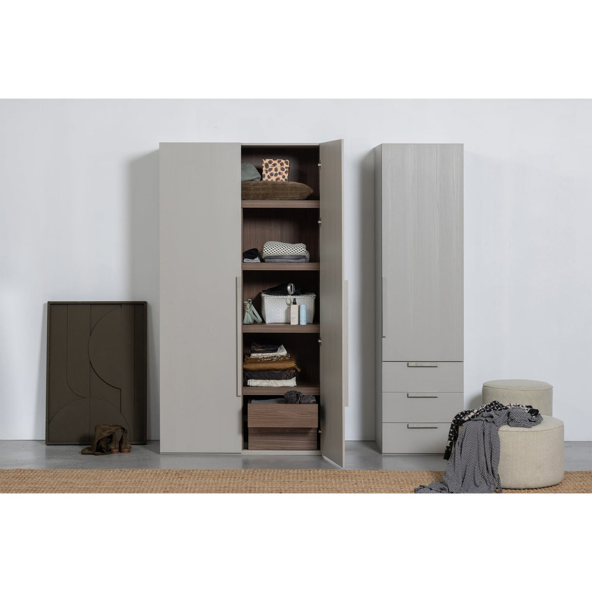 Rens 1 Drs Legkast Greep Lang Noten/Kiezelgrijs [Fsc] van WOOOD – Luxe comfort op maat van PureWonen. Vraag naar de beste prijs.