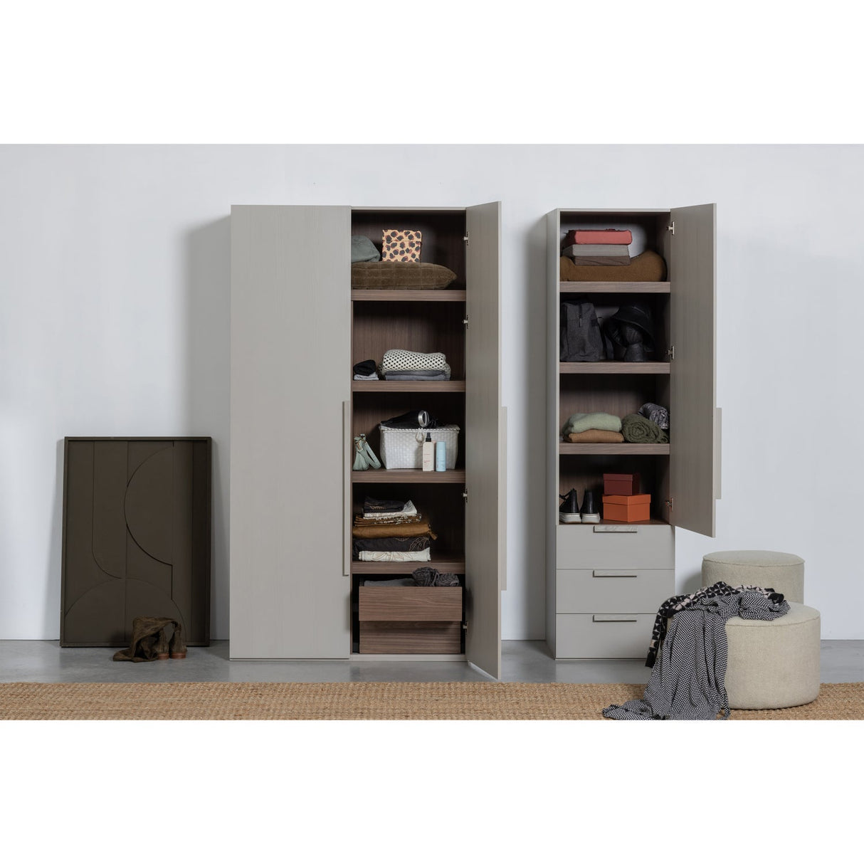 Rens 1 Drs Legkast Greep Lang Noten/Kiezelgrijs [Fsc] van WOOOD – Luxe comfort op maat van PureWonen. Vraag naar de beste prijs.