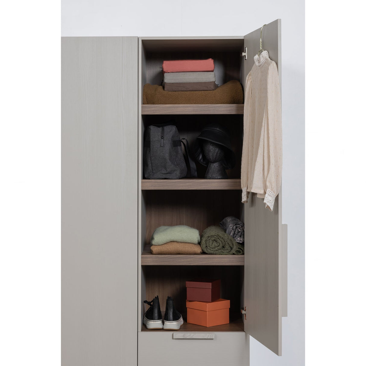 Rens 1 Drs Legkast Greep Lang Noten/Kiezelgrijs [Fsc] van WOOOD – Luxe comfort op maat van PureWonen. Vraag naar de beste prijs.