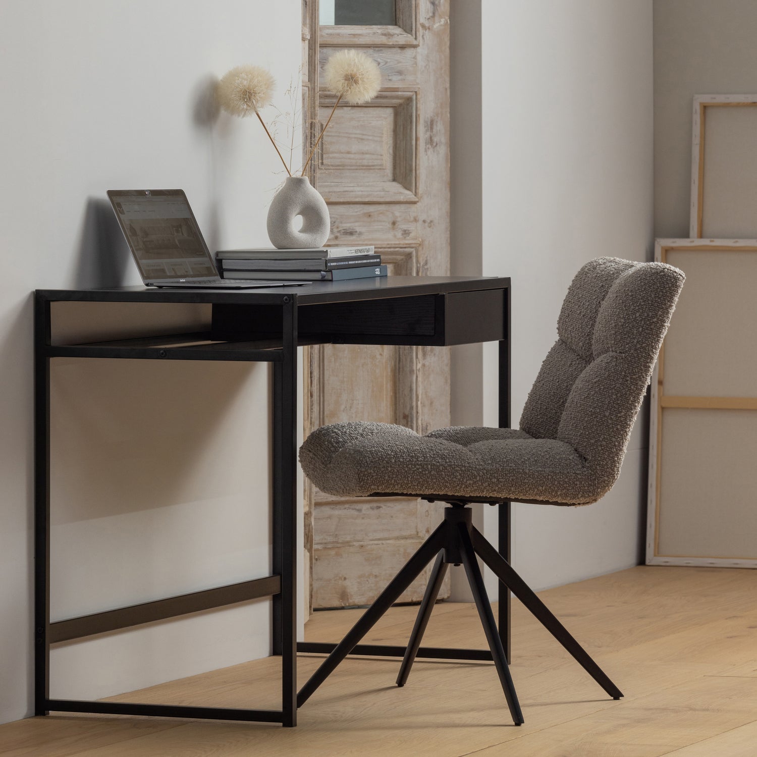 Vinny Draaistoel Boucle Zand van WOOOD – Luxe comfort op maat van PureWonen. Vraag naar de beste prijs.