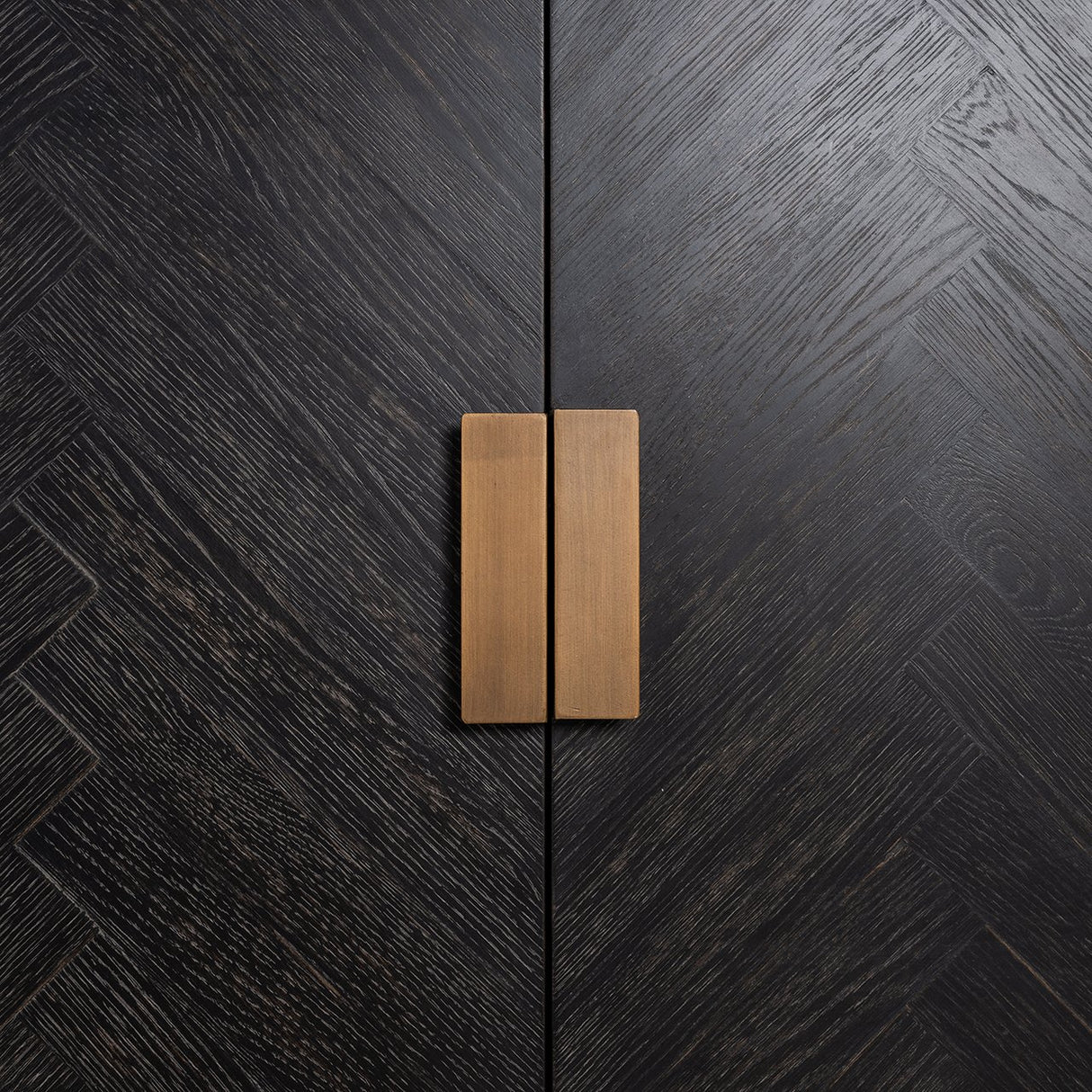 Dressoir Blackbone brass 4-deuren + open vak (Black rustic) van Richmond Interiors – Luxe comfort op maat van PureWonen. Vraag naar de beste prijs.