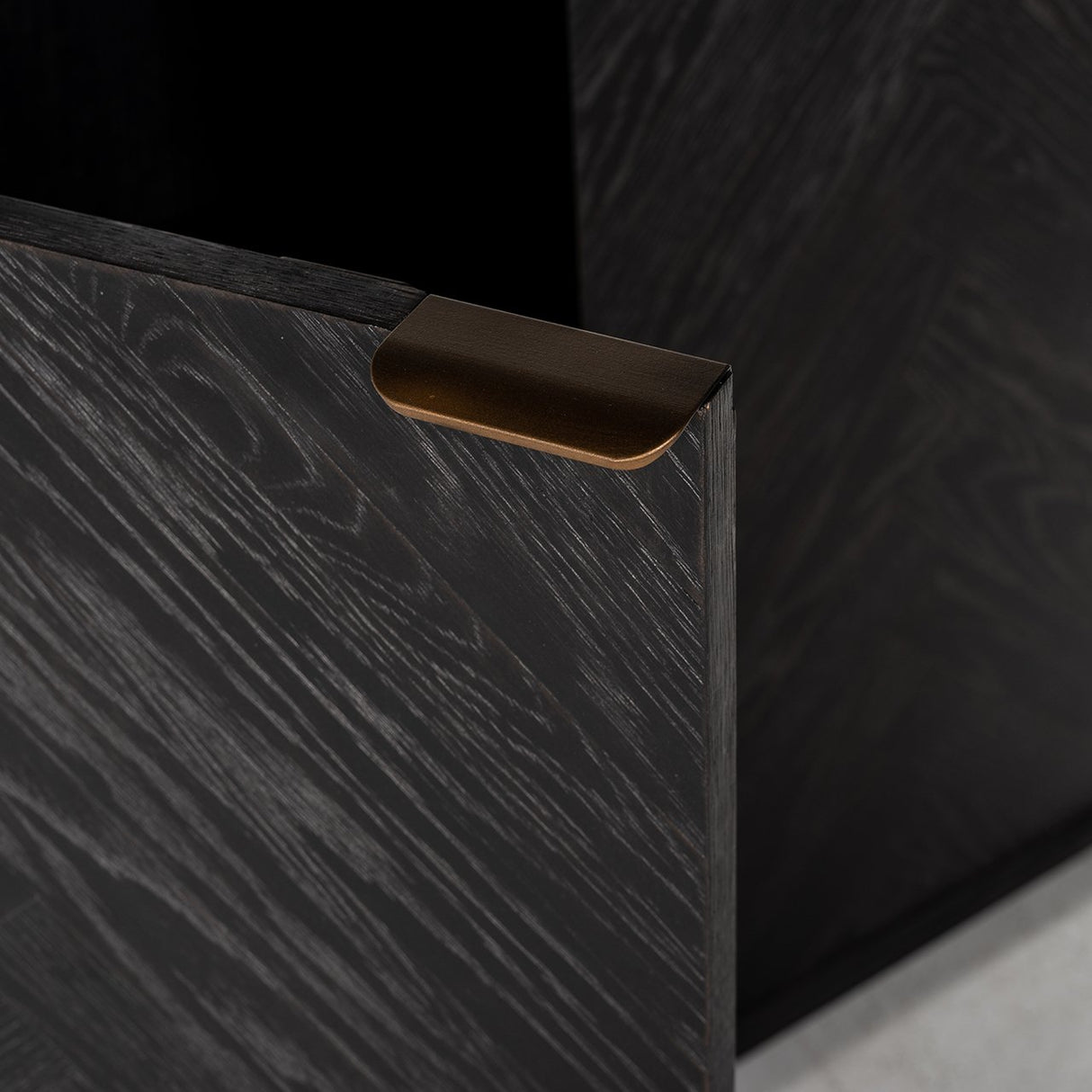 Boekenkast Blackbone brass 2-deuren (Black rustic) van Richmond Interiors – Luxe comfort op maat van PureWonen. Vraag naar de beste prijs.