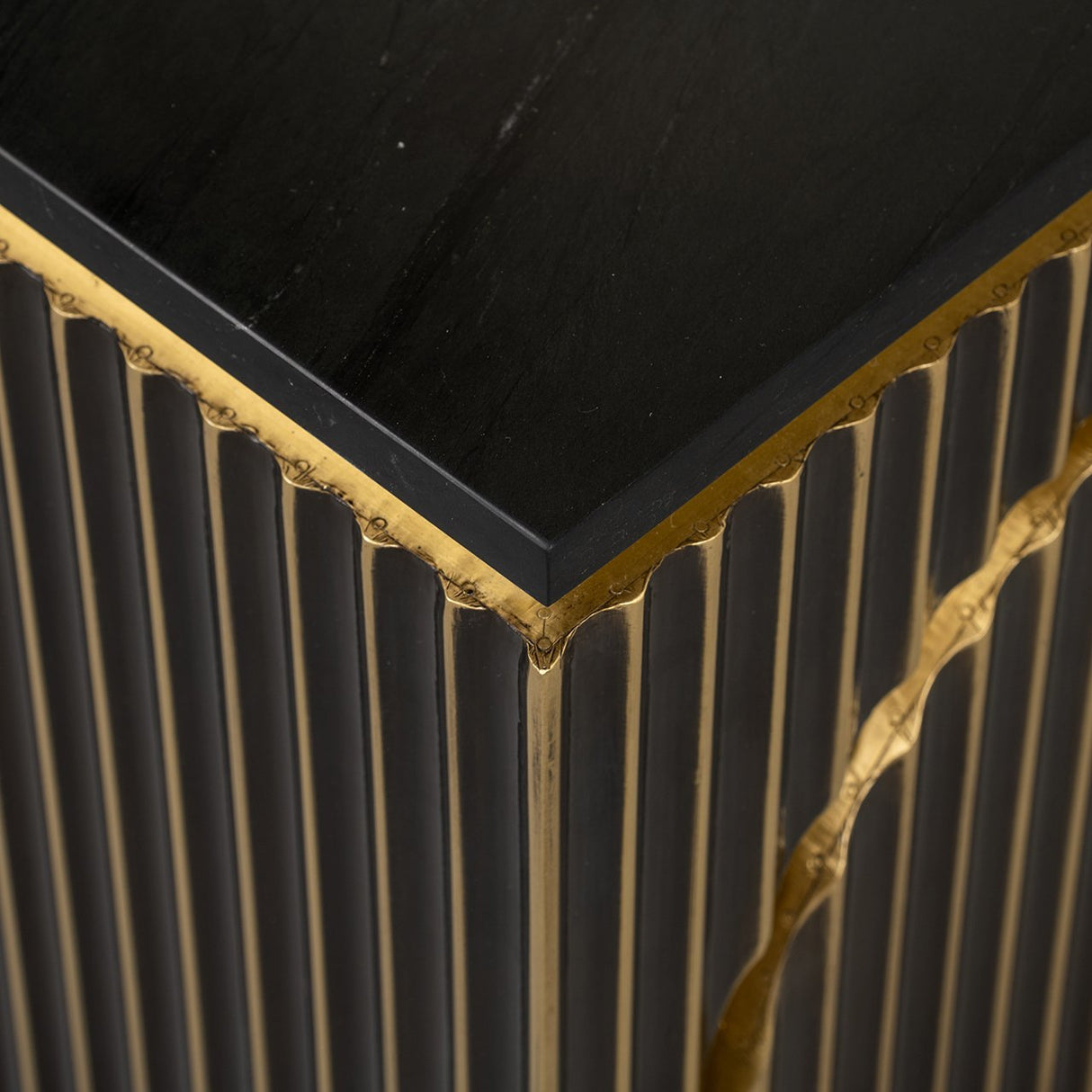 Nachtkastje Les Arcs 1-deur (Brushed Gold) van Richmond Interiors – Luxe comfort op maat van PureWonen. Vraag naar de beste prijs.
