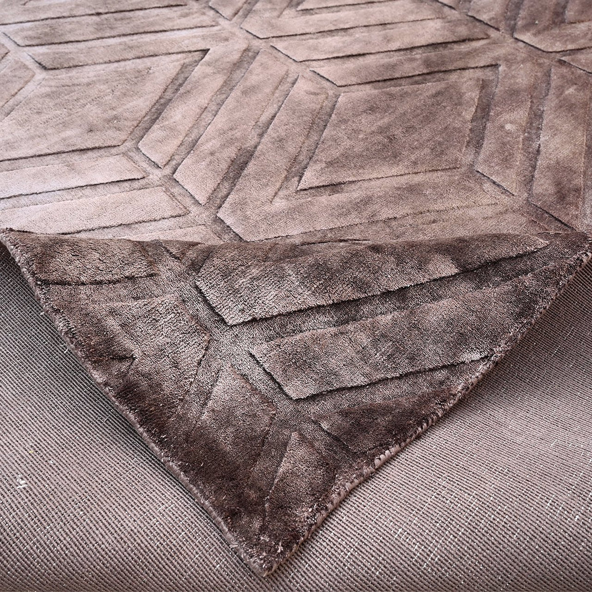 Vloerkleed Yoeri dark brown 200x300 (Brown) van Richmond Interiors – Luxe comfort op maat van PureWonen. Vraag naar de beste prijs.