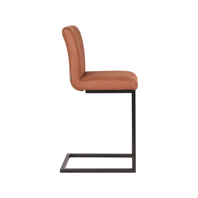 LABEL51 Barkruk Milo - Cognac - Microfiber - Zithoogte 65 van LABEL51 – Luxe comfort op maat van PureWonen. Vraag naar de beste prijs.